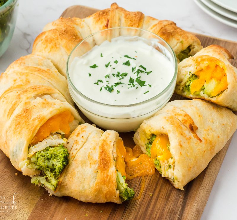 Cheesy Chicken and Broccoli Ring