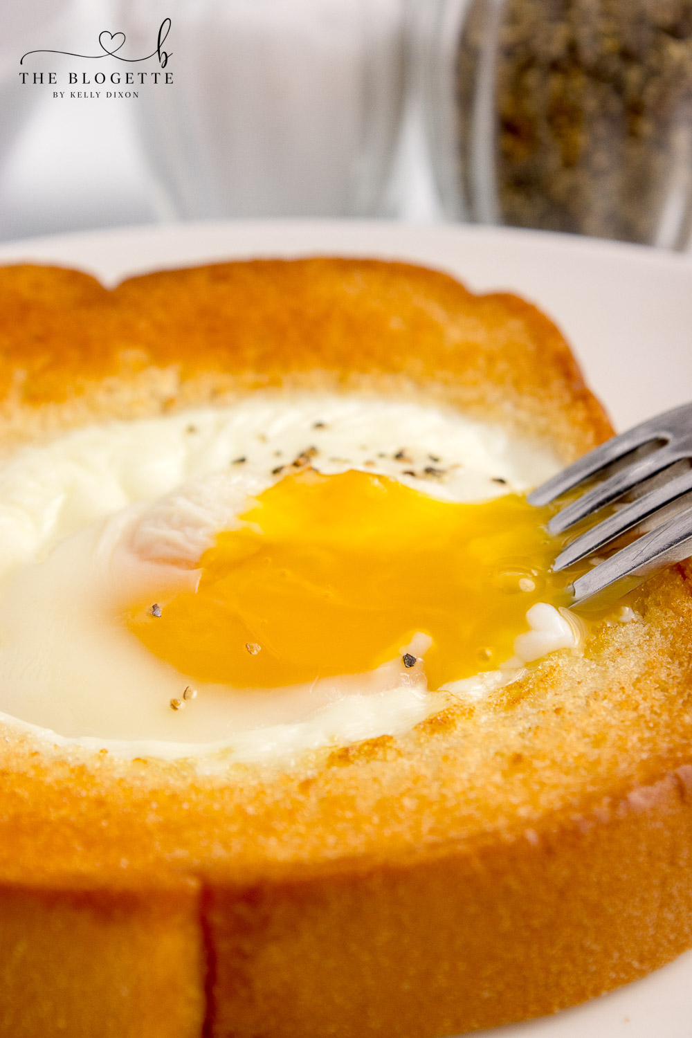 5-ingredient Air Fryer Egg in Toast! Make perfect eggs on toast in your air fryer with this easy 15-minute breakfast recipe!