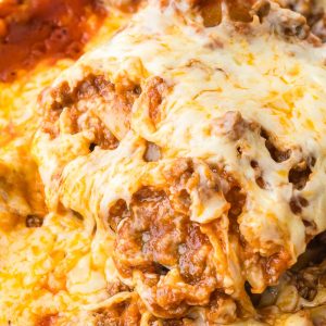 This Easy Lasagna recipe is so simple and tastes so yummy! The easiest and quickest lasagna you can make - perfect for busy weeknights.