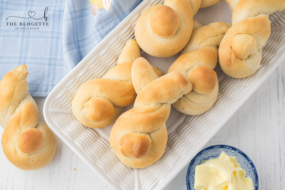 Bunny Buns are the perfect addition to your Easter table. Soft and slightly sweet bread rolls shaped to look like a cute bunny!
