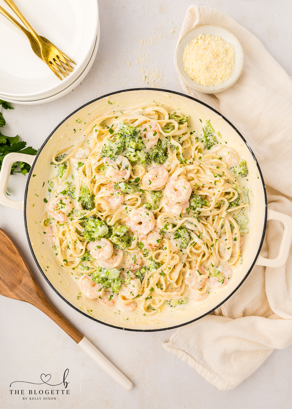Shrimp Alfredo made with fettuccine, broccoli, and a quick and easy homemade Alfredo pasta sauce! Toss the ingredients in 1 pan and serve.