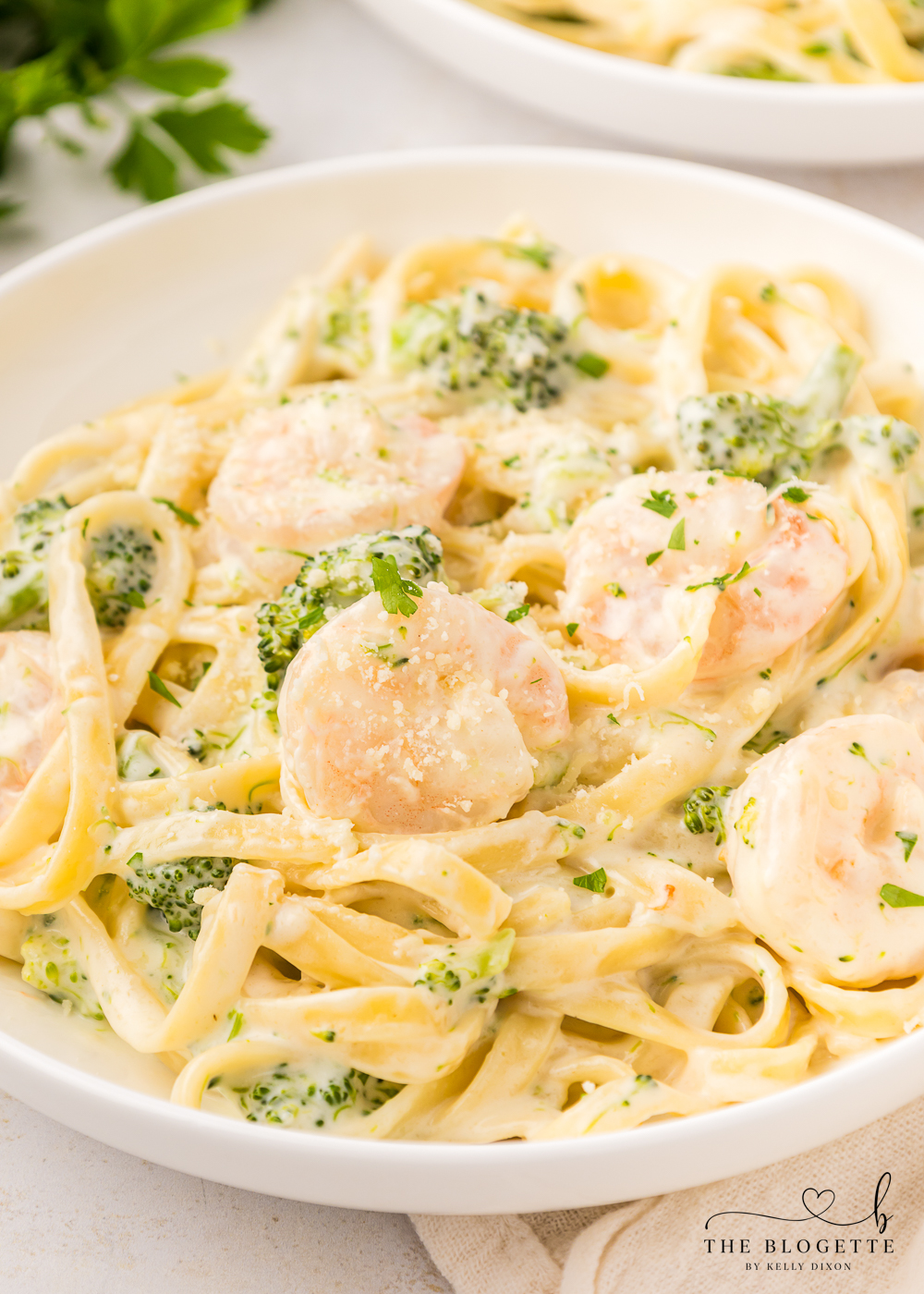 Shrimp Alfredo made with fettuccine, broccoli, and a quick and easy homemade Alfredo pasta sauce! Toss the ingredients in 1 pan and serve.